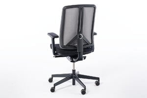 Die Rückenlehne ist bewegbar und kann auch in verschiedenen Stufen festgestellt werden